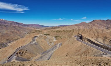 Fas güneyinde Atlas Dağları'nda yol