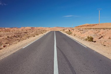 Fas güneyinde Atlas Dağları'nda yol