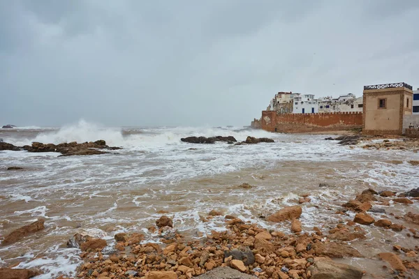 Fale Oceanu Atlantyckiego Pod Ścianami Marokańskiego Miasta Essaouira Dramatyczne Niebo — Zdjęcie stockowe