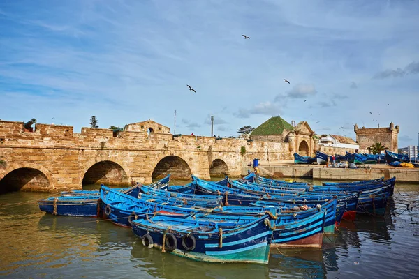 Fort Van Essaouira Marokko Een Zonnige Dag Met Blauwe Boten — Stockfoto