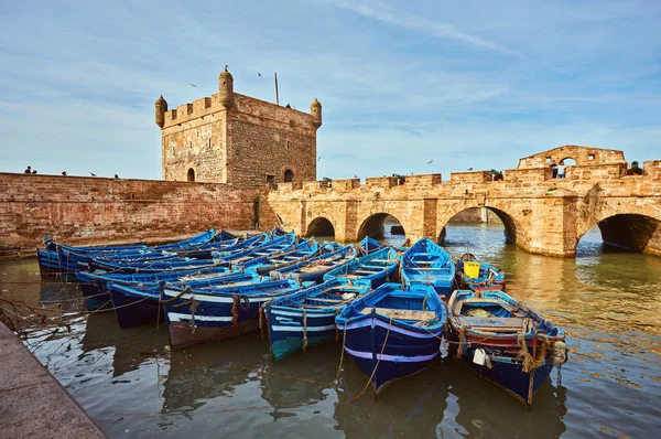 Οχυρό Της Εσαουίρα Στην Μαρόκο Μια Ηλιόλουστη Ημέρα Μπλε Σκάφη — Φωτογραφία Αρχείου