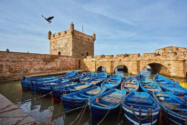 Fort Essaouira Maroku Slunečný Den Modrým Čluny Vodu Selektivní Ostření — Stock fotografie