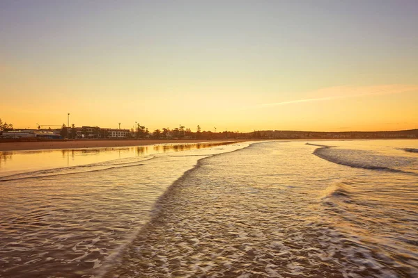 Romantico Tramonto Sulla Spiaggia Con Gabbiani Riflessi Acqua Mulini Vento — Foto Stock