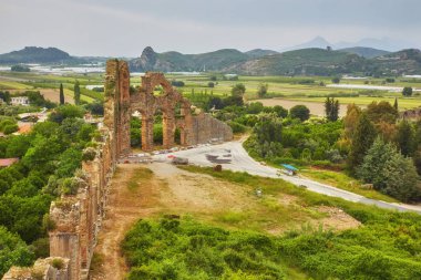 Türkiye 'nin Antalya kentindeki Aspendos antik kentinde su kemerleri.