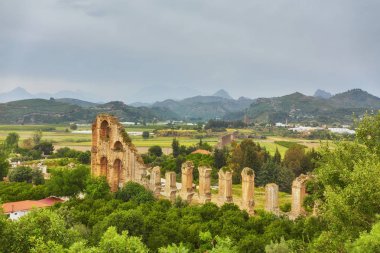 Türkiye 'nin Antalya kentindeki Aspendos antik kentinde su kemerleri.
