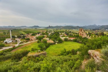 Türkiye 'nin Antalya kentindeki Aspendos antik kentinde su kemerleri.