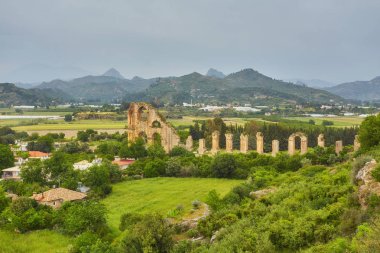 Türkiye 'nin Antalya kentindeki Aspendos antik kentinde su kemerleri.