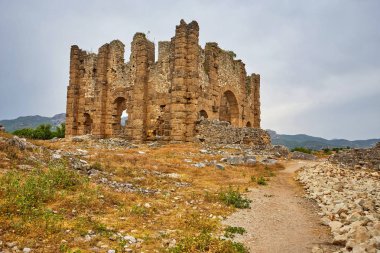 Antik Greko-Romen şehir Aspendos Antalya, Türkiye yakın Bazilikası kalıntıları görünümü