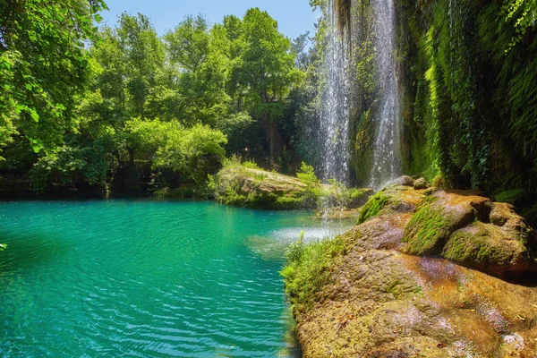 Jungle Vackra Vattenfallet Mountain River Ström Landskap Vattenfall Framsida Cave — Stockfoto