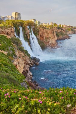 Alt Düden şelale Akdeniz deniz kenarı, Antalya, Türkiye, günbatımı ışığı