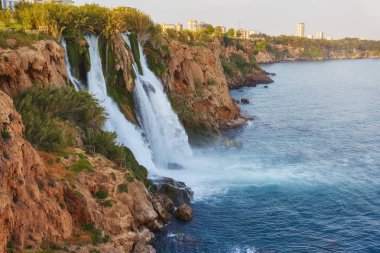 Pitoresk daha düşük Düden Şelalesi ülkenin en doğal doğal yapılarından biri, renkli Gökkuşağı deniz, Antalya, Türkiye, güçlü su akışı oluşturur.