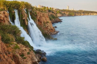 Alt Düden şelale Akdeniz deniz kenarı, Antalya, Türkiye, günbatımı ışığı