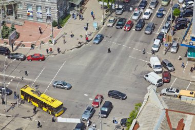 arabalar ve insanlar, büyük kavşak yoğun trafikte havadan görünümü.