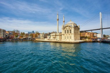 Istanbul, Türkiye'de Ortaköy Camii ve Boğaziçi Köprüsü'nün güzel bir manzara