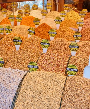 Karışık Kuru fındık .muhtelif fındık, tahıl satılan çarşı, Türkiye, Istanbul