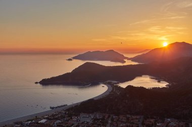 Oludeniz plajı ve Oludeniz 'in küçük bir kasabası, gün batımında dağdan manzara. Türkiye