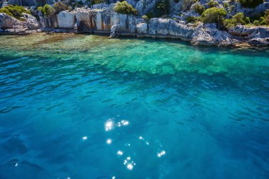 Deniz, Türkiye 'nin Kekova adasındaki antik kentin kalıntıları yakınında