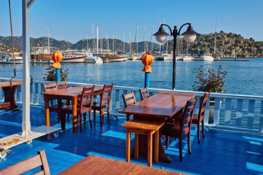 Yerel restoran rahat Teras çeşitliliği deniz ürünleri ve altında bir serin akşam esinti, Kekova, Türkiye'de Türk mutfağı sunmaktadır