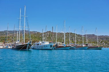 Antik kent Kekova ve Türk bayrağı, Antalya, Türkiye ile bir tekne. Türkiye'de yaz tatili görüntü.