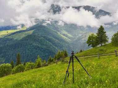 Dağ, fotoğraf çekme tripod DSLR dijital profesyonel kamera kürsüye gökyüzü mavi ve peyzaj bulut. doğa background.image,picture screen.dslr kamera shoting doğa landscape.camera bir tripod üzerinde üzerinde