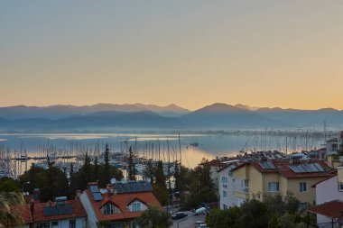 Güzel gün batımı ve Lüks Yelkenli Yatlar Fethiye Limanı