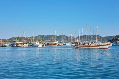 Antik kent Kekova ve Türk bayrağı, Antalya, Türkiye ile bir tekne. Türkiye'de yaz tatili görüntü.