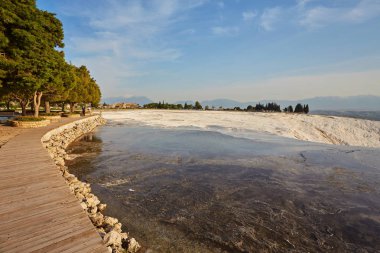Pamukkale 'deki doğal travertin havuzları ve terasları. Türkiye 'nin güneybatısındaki pamuk kale,