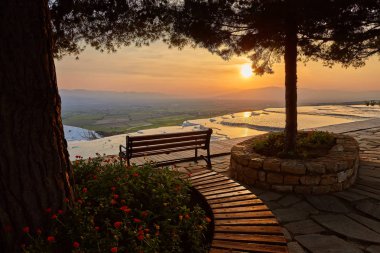 Traverten havuzları ve terasların Pamukkale, Türkiye'nin günbatımı zamanında bakan tezgah