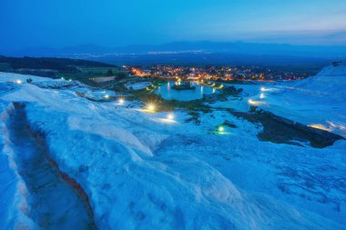 Pamukkale - amazing Traverten Denizli ili, Türkiye'de beyaz terasların doğal site. Havadan görünümü şehir Pamukkale Kaplıcalar ve akşam mahallede.