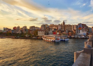 Istanbul, Türkiye'de gün batımını feribot teknelerle Boğaz