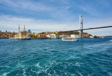 Istanbul, Türkiye'de Ortaköy Camii ve Boğaziçi Köprüsü'nün güzel bir manzara