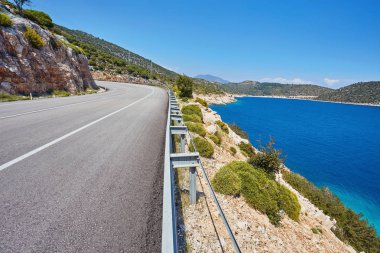 Köy yolunda otomobil deniz kıyısında.