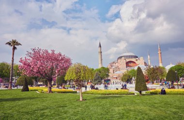 Istanbul'da Ayasofya. Ayasofya Bazilikası Türkiye'nin en iyi bilinen manzaraları biridir. Ayasofya'nın veya mavi gökyüzü arka plan üzerinde Aya Sofya. Ayasofya'nın doğal görünümünü gün güneşli yaz.