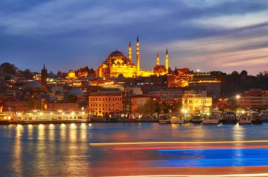Yeni Cami Cami ibadet yeri Galata Köprüsü'nden gece manzaraya İstanbul Haliç suya yansıyan. Istanbul, Türkiye.