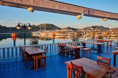 Yerel restoran rahat Teras çeşitliliği deniz ürünleri ve altında bir serin akşam esinti, Kekova, Türkiye'de Türk mutfağı sunmaktadır