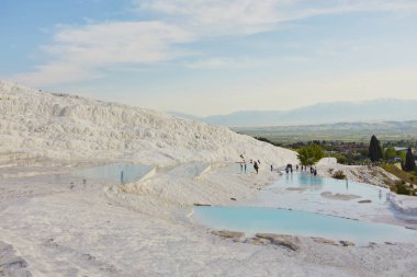 Pamukkale 'deki doğal travertin havuzları ve terasları. Türkiye 'nin güneybatısındaki pamuk kale,
