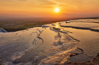 Doğal Traverten havuzları ve günbatımı - Pamukkale, Türkiye'de de terasların