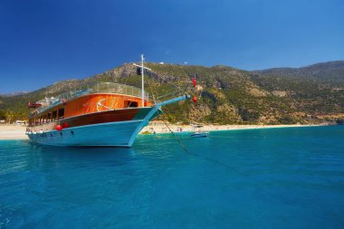 Ölüdeniz Ölüdeniz, Türkiye'nin bu bozulmamış beyaz plajları ve şaşırtıcı mavi suları, Güney-batı kıyılarında yer alan dünyanın en iyi plajlarından biridir.
