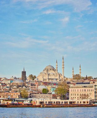 Istanbul cityscape tekneler ve Süleymaniye Camii, Türkiye.