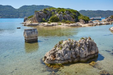 Kalek'i liman y-Castle Village veya antik Simena şehir yeşil su haşhaş yukarıya Roma döneminin sivri kapaklı Likya taş lahit. Likya sahil-Antalya ili-Türkiye.