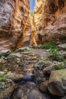 Kıbrıs'ta Avakas Gorge. Little Nehri ön planda arka planda güneşli taşlar.