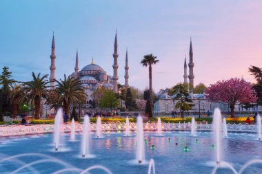 Çeşme ve gün batımı sırasında Istanbul'da Sultan Ahmed Camii