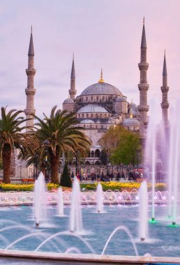 arka planda sultanahmet Camii Çeşmesi