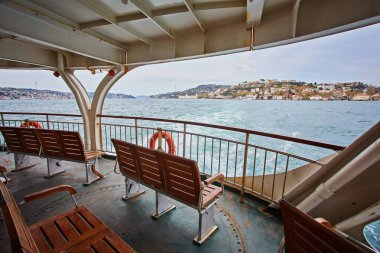 Boş dükkan Körfezi'ne bakan feribotla boğaz gezisi