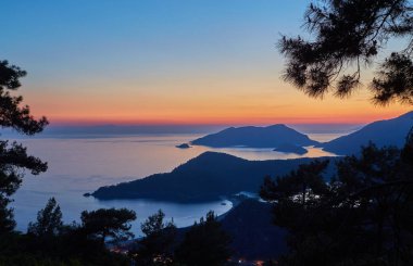 Oludeniz plajı ve Oludeniz 'in küçük bir kasabası, gün batımında dağdan manzara. Türkiye
