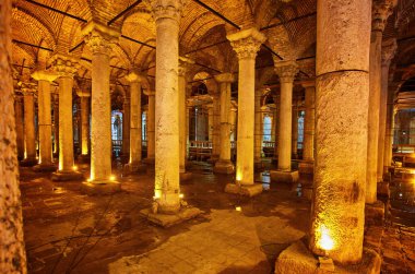 Bazilika Sarnıcı - İmparator Justinianus 'un altıncı yüzyılda inşa ettiği yeraltı su deposu, İstanbul, Türkiye