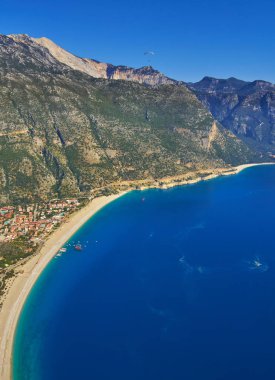 Hava manzara mavi lagün ve pebble Beach Ölüdeniz, Fethiye İlçesi, turkuaz Coast güneybatı Türkiye'nin içinde. Ölüdeniz mavi gökyüzünde güneşli yaz günü ile temizleyin.