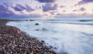 Akdeniz güzel güçlü dalgalarda farklı renk tonlarında dökülür