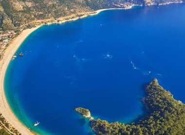 Hava manzara mavi lagün ve pebble Beach Ölüdeniz, Fethiye İlçesi, turkuaz Coast güneybatı Türkiye'nin içinde. Ölüdeniz mavi gökyüzünde güneşli yaz günü ile temizleyin.