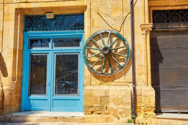 Mavi panjurlar pencere ve kapı Kıbrıs kaldırımda